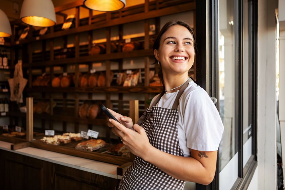 Dueña de una panadería registrando una venta desde el celular